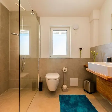 With 2 Bedrooms Semesterbostad
